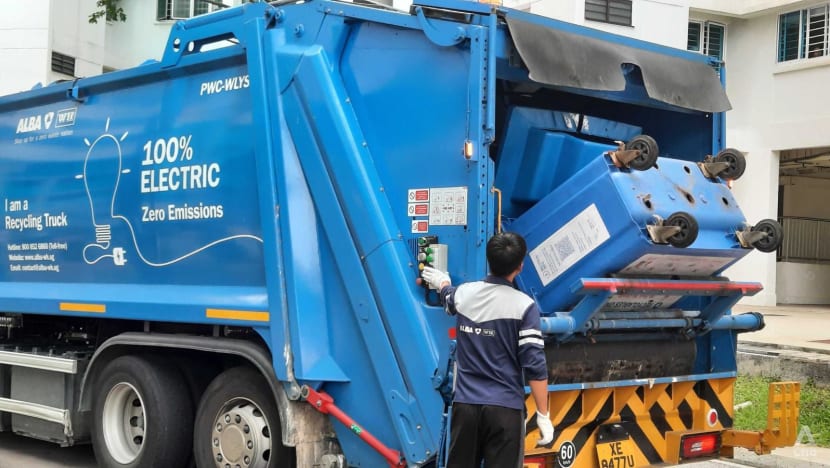 alba_wh_smart_city_truck_emptying_recycling_bin.jpg