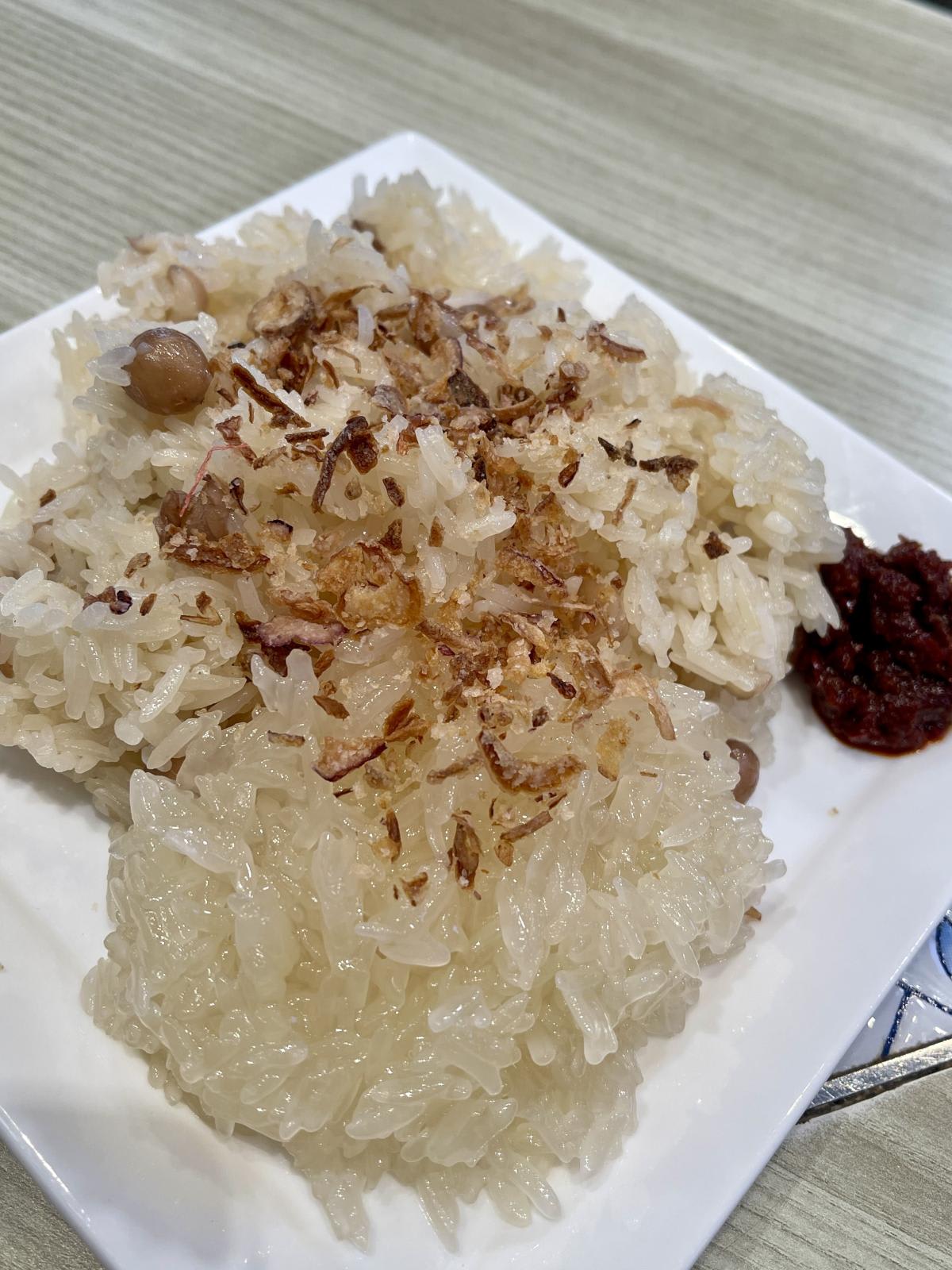 front_-_sweet_glutinous_rice_back_-_savoury_glutinous_rice_with_peanuts_and_fried_shallots_with_sambal.jpg